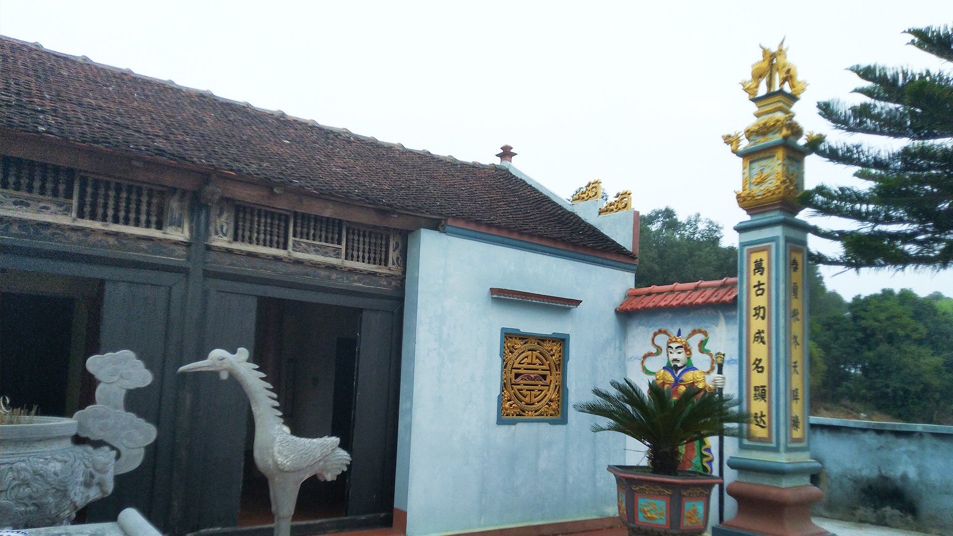 4_Bên Phải Đền.jpg